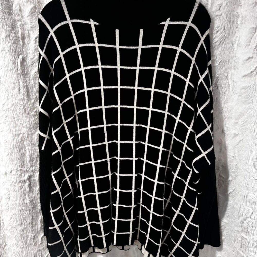 Joseph A. Medium Black and white geometric pattern sweater